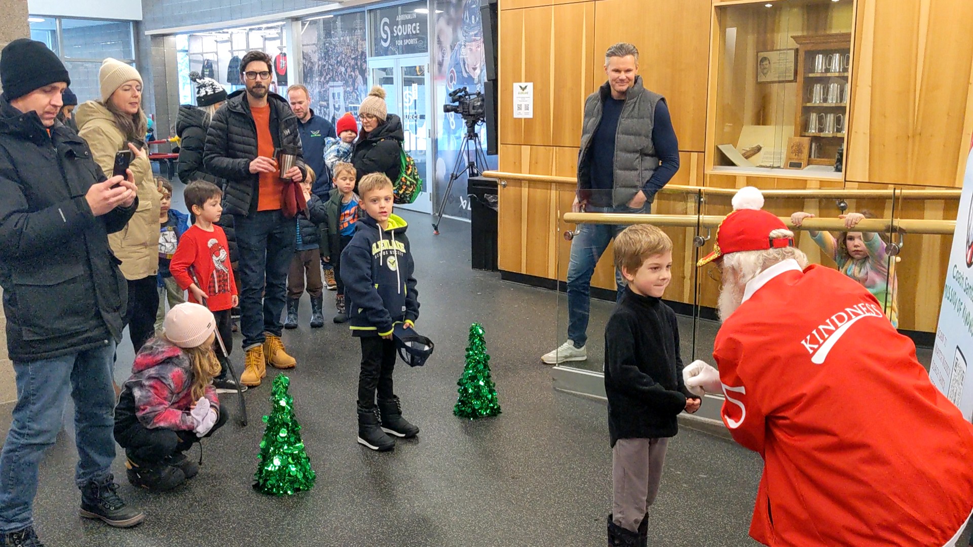 image of 코치 산타, 어린 하키 선수들에게 친절을 전하다