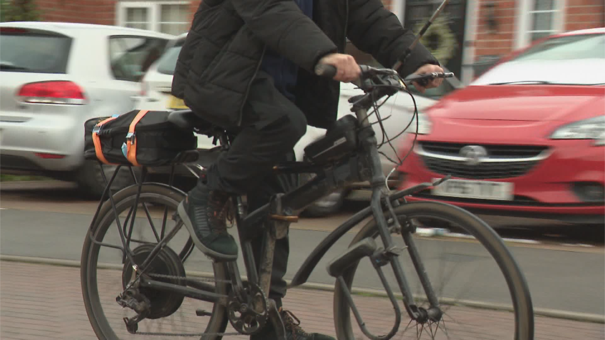 Chris Doel says his e-bike battery made from 130 recycled vapes can take him about 32 kilometres without pedalling.