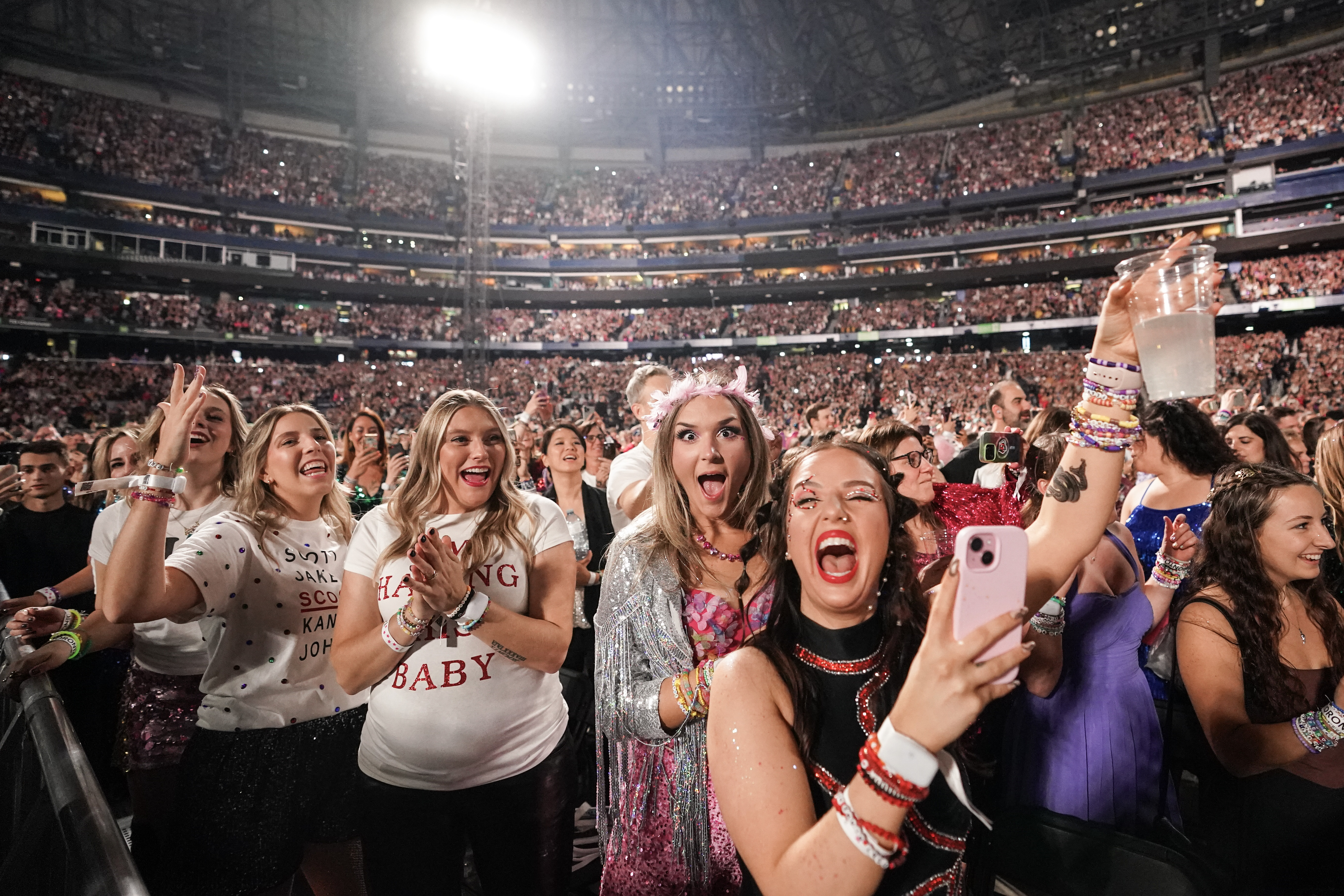 ‘Taylor breaks records’: Swift fans make mobile data history at Rogers Centre