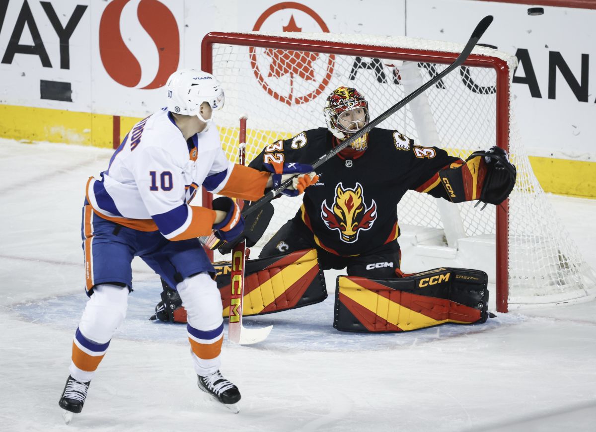 Wolf solid in net as Flames hang on for 2-1 shootout win over Islanders