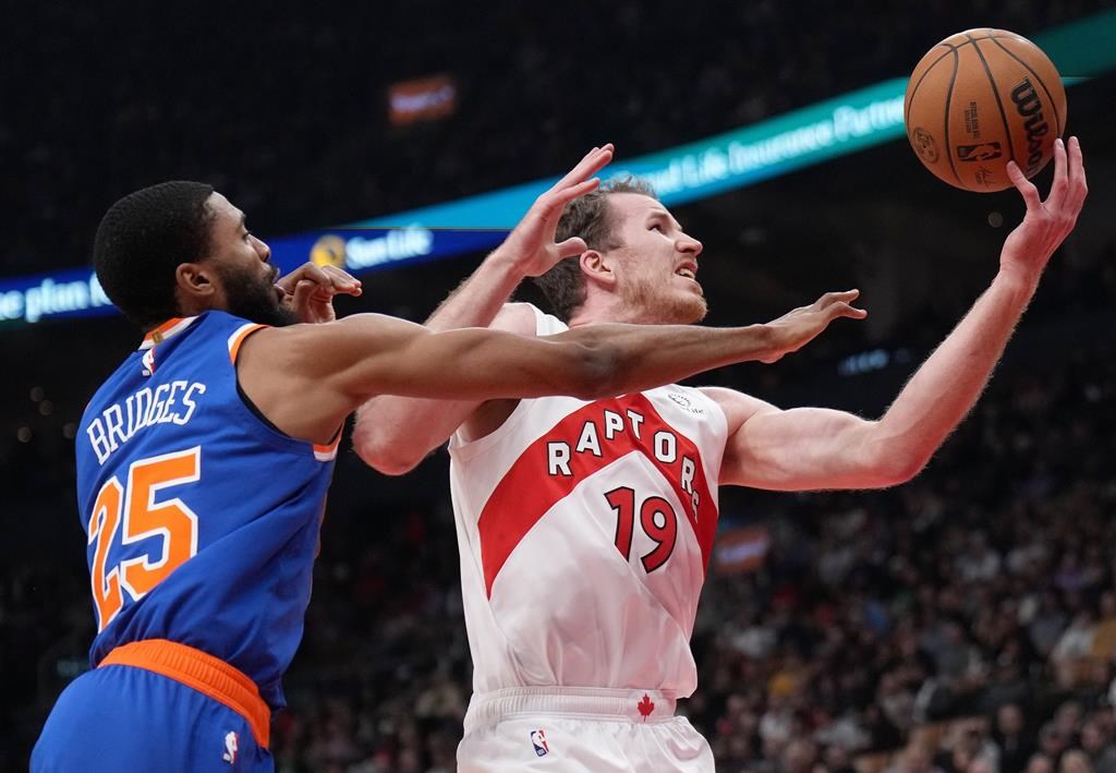 Knicks edge Raptors 113-108, Barnes suffers injury