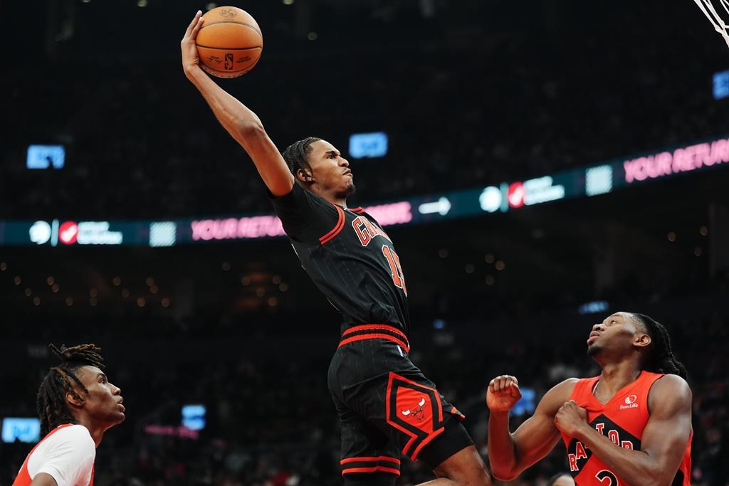 Bulls hold off late Raptors charge for 122-121 win