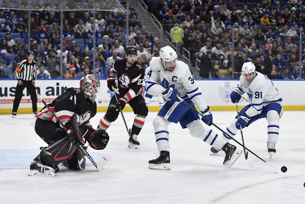 Leafs’ Matthews sits with undisclosed injury