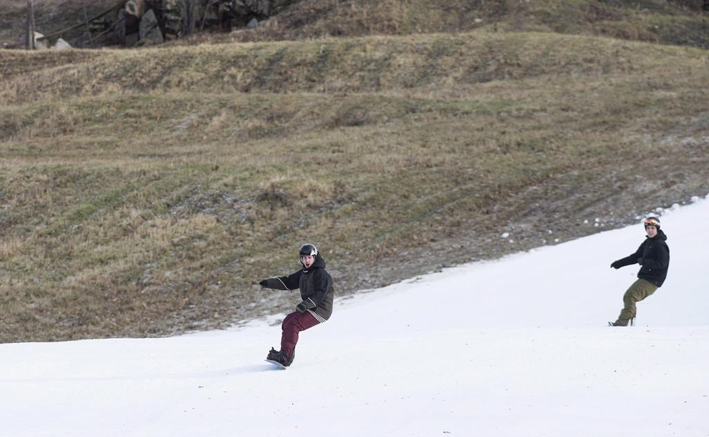 Quebec ski hill operators remain optimistic despite rainy and warm weather