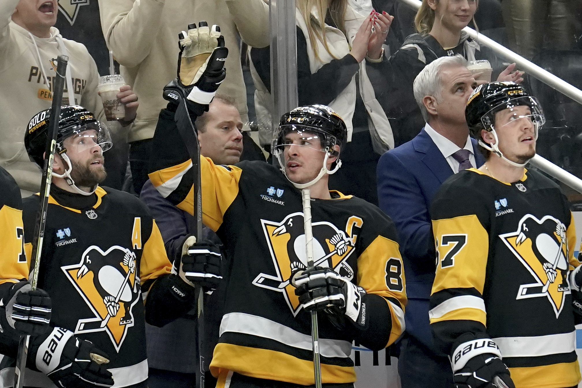 Sidney Crosby surpasses Mario Lemieux for most assists in Penguins history