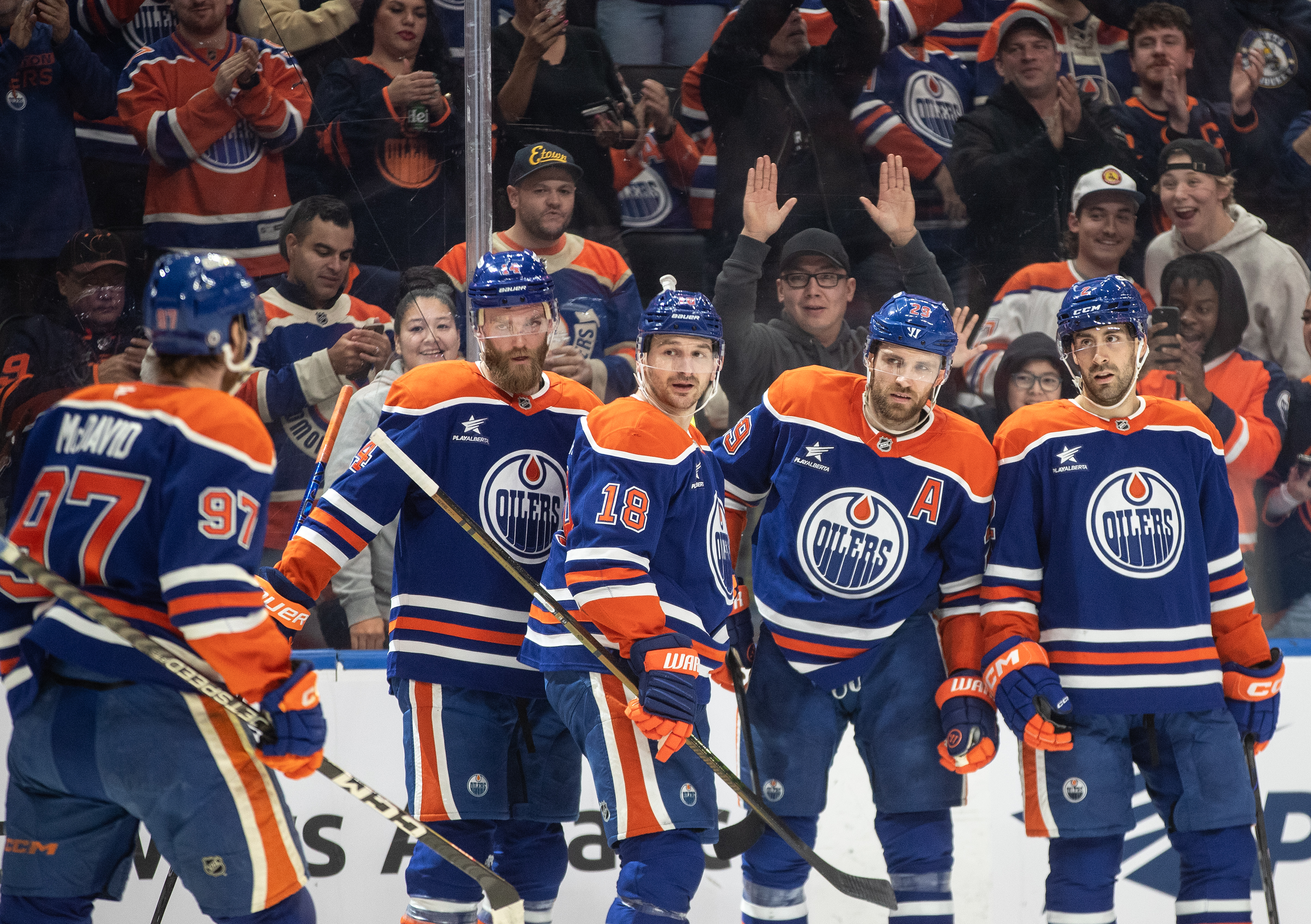 image of 하이먼의 복귀, 오일러스의 블루 재키츠 6-3 승리 이끌어