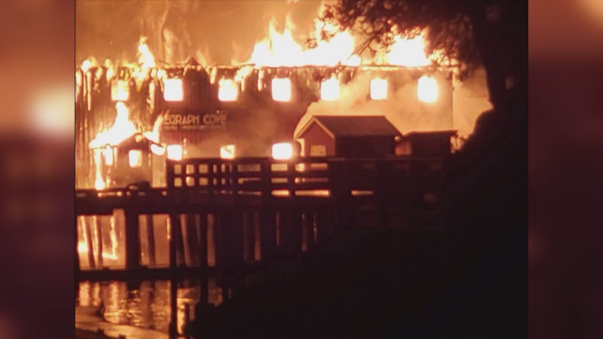 След като масивен пожар унищожи част от историческата общност на