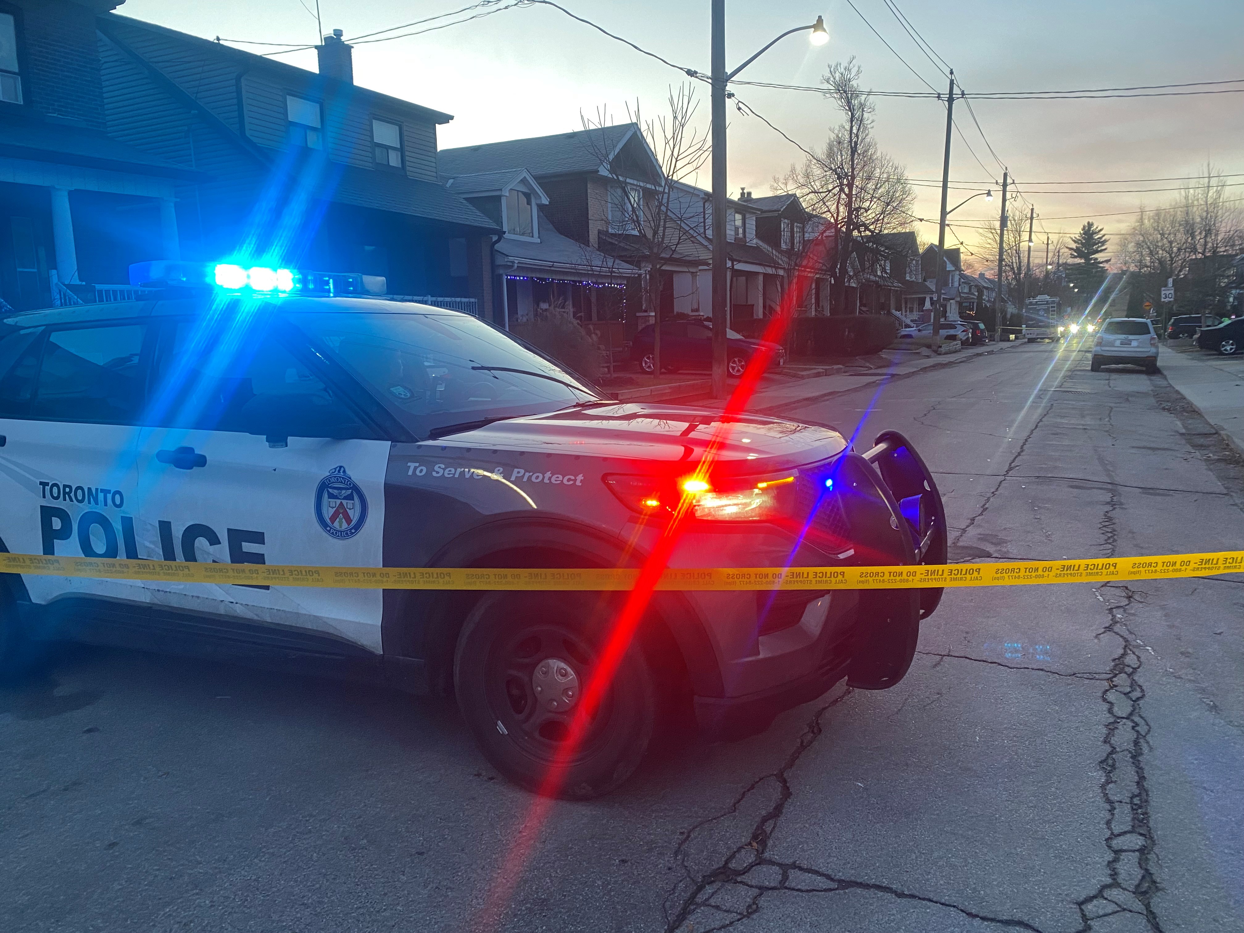 1 dead, 1 injured after shooting, stabbing inside Toronto home