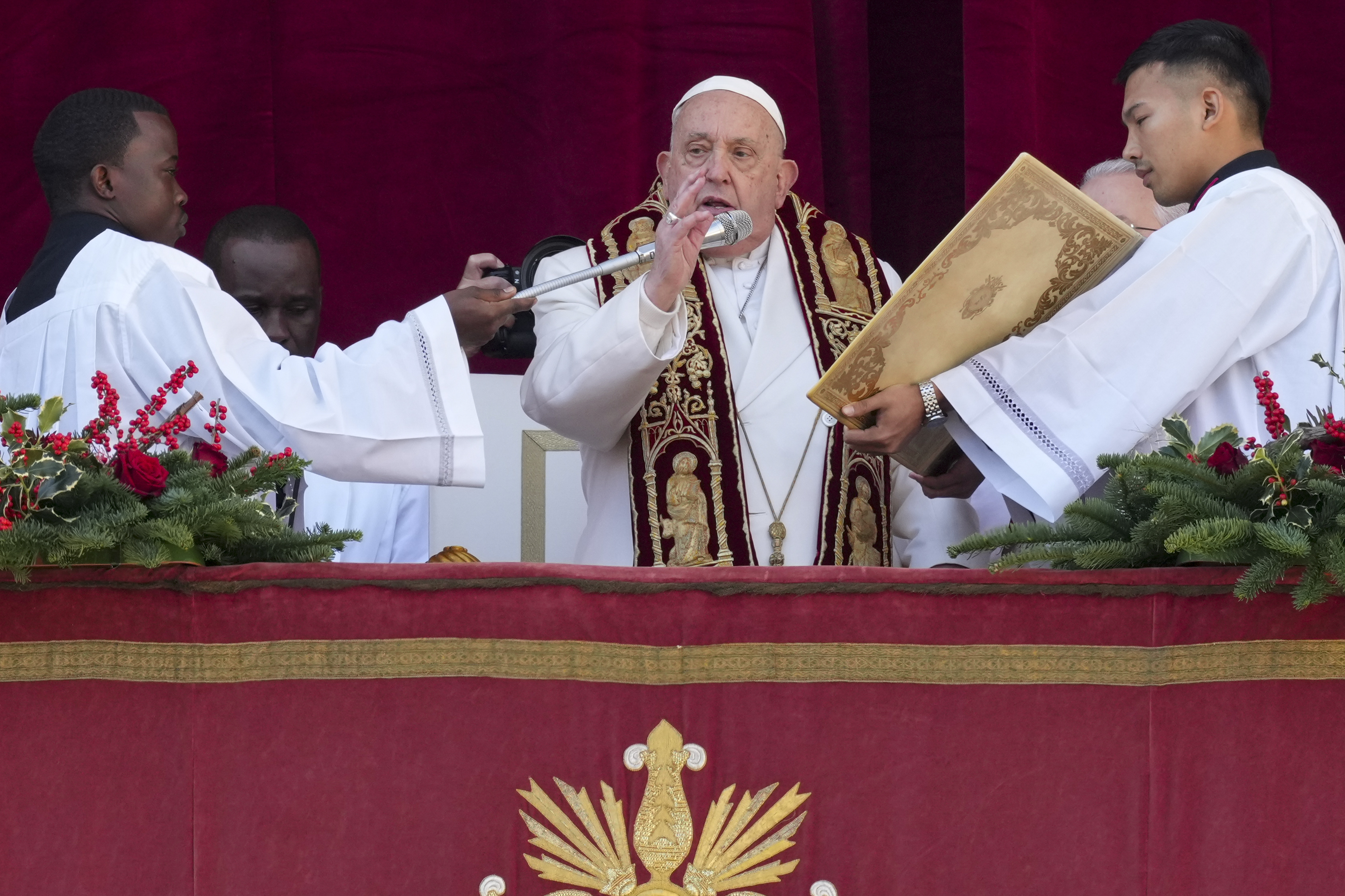 On Christmas, Pope urges nations to silence arms, ‘overcome divisions’