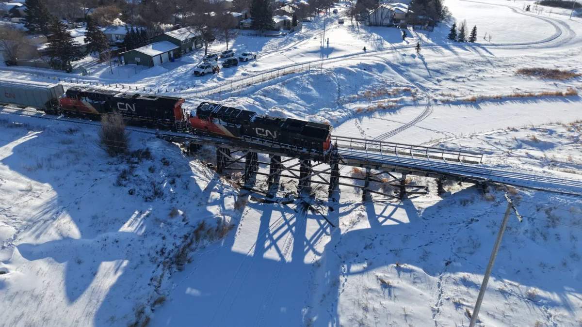 Regina police respond to train derailment on north side - image