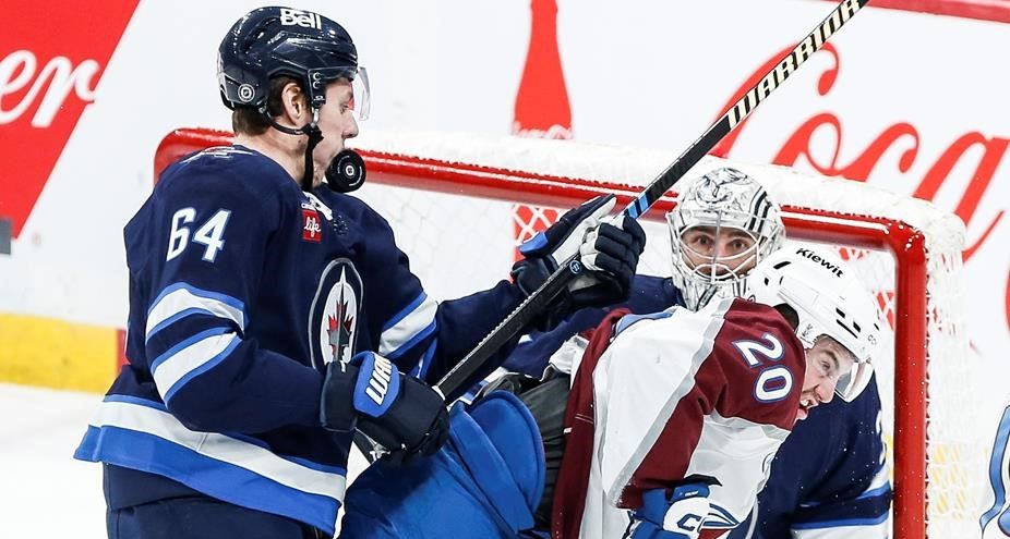 winnipeg jets gm kevin cheveldayoff има пълна чиния с която