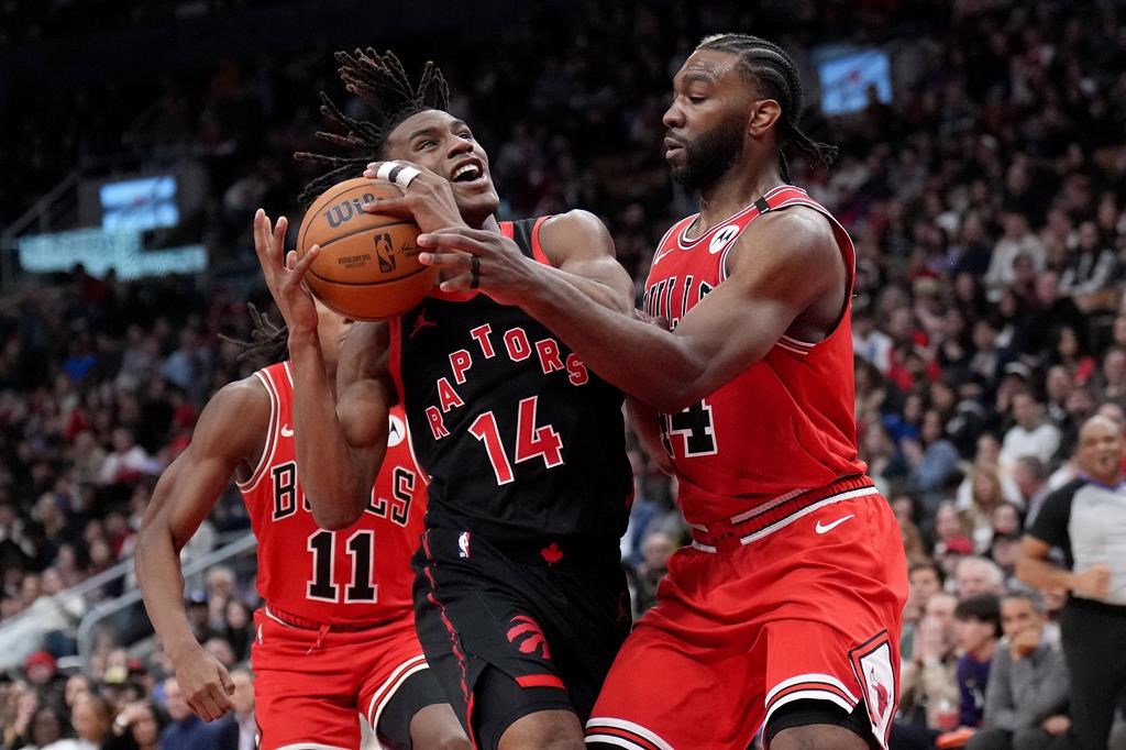 White scores 25 points as Bulls top Raptors