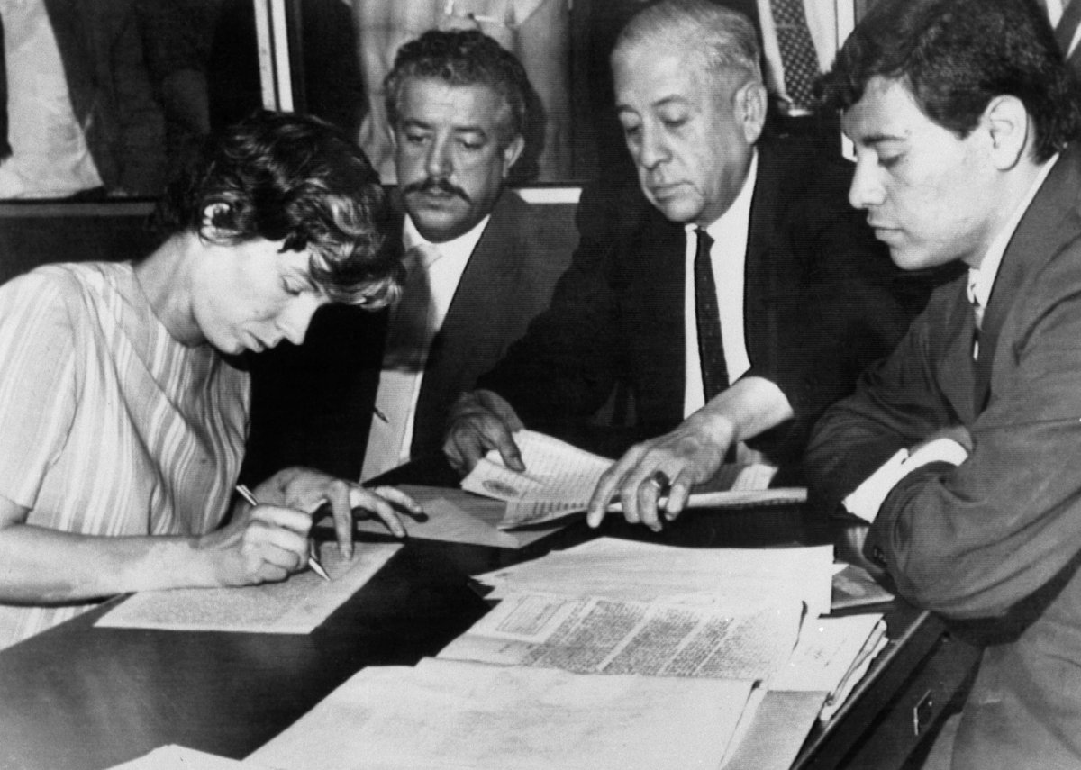 Mexico City officials looking on, Sharon Kinne (L) of Kansas City signs declarations made during formal questioning prior to the filing of formal charges in the fatal shooting of Francisco Parades Ordonez of Chicago.