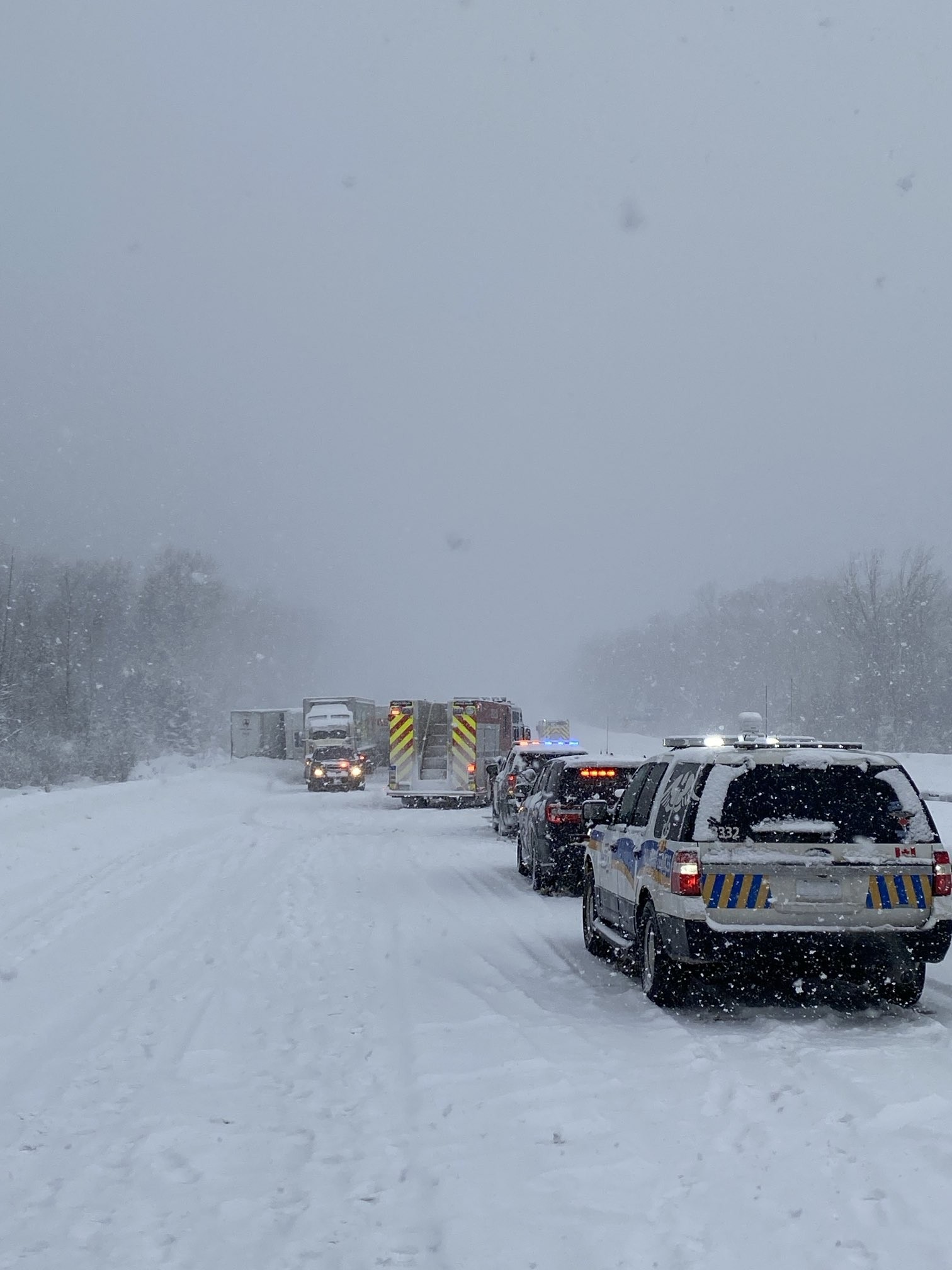 Ontario highway shut down after multi-vehicle crash in snowy conditions