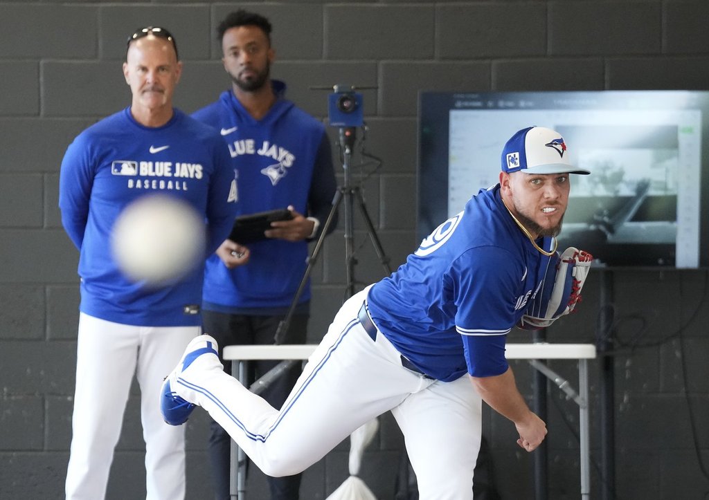 Jays score six runs in ninth of 8-7 win over Bosox