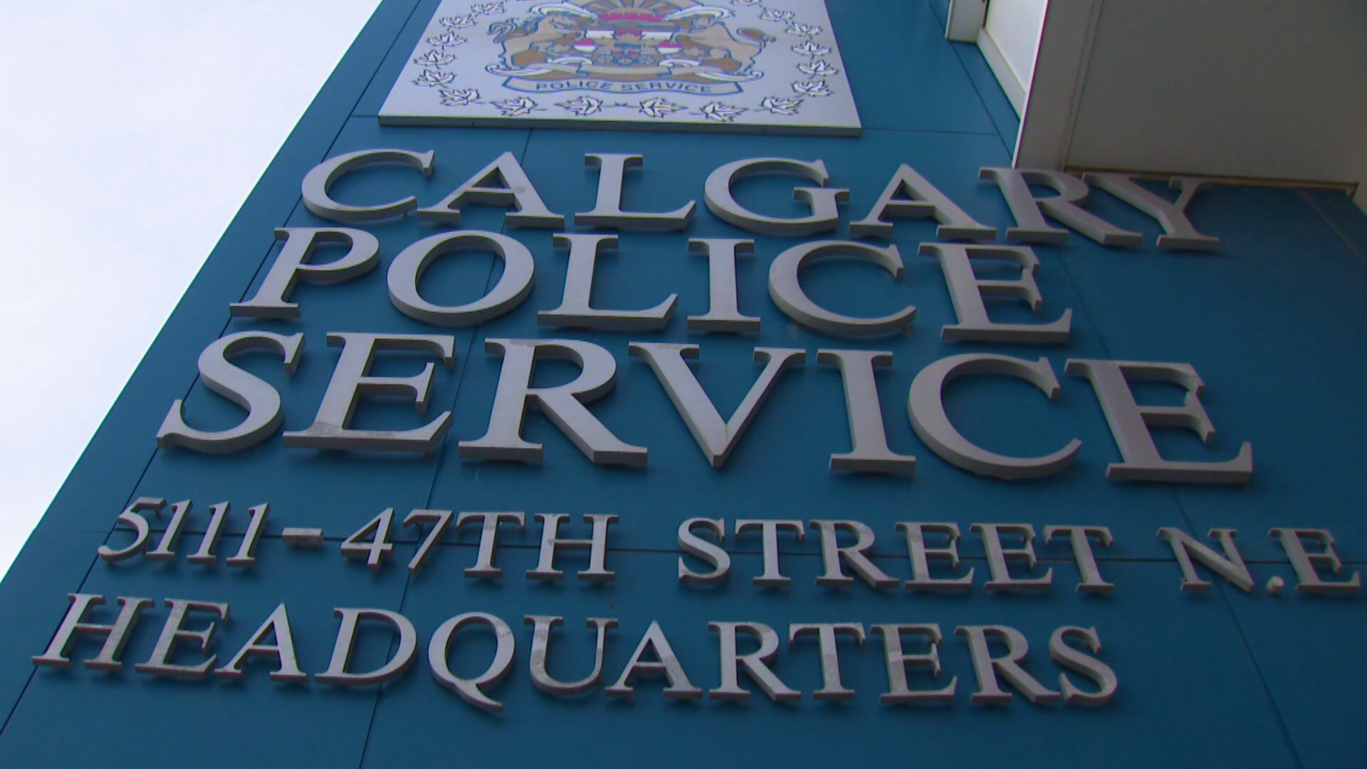 Калгари Полицията е повдигнала обвинение на мъж във връзка с