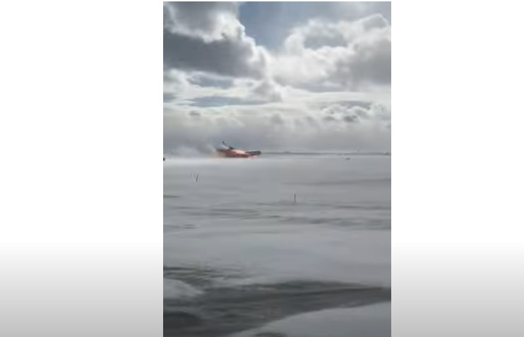 Delta CRJ-900 landing gear hits ground at 17 seconds in the video.