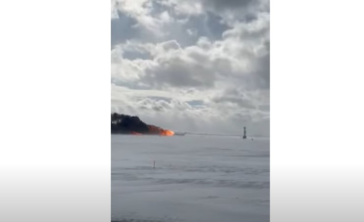 DElta jet wing gone from frame at 21 seconds and fire has broken out.