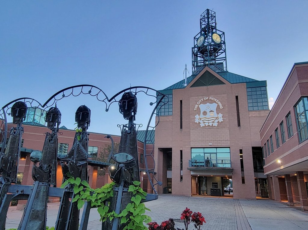 Полицията твърди че разследват след като хората викаха расови слухове