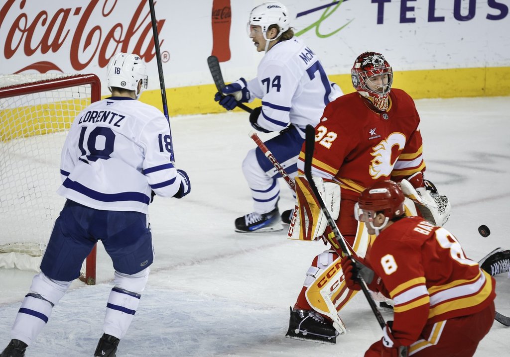 Nylander nets hat trick as Leafs douse Flames 6-3