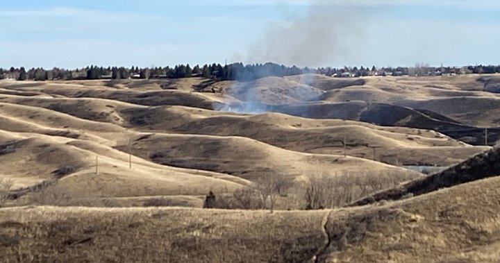 Grass fire breaks out as City of Lethbridge issues fire ban for Oldman River valley