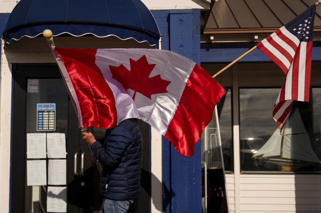 малка американска общност се опитва да примами канадците обратно през