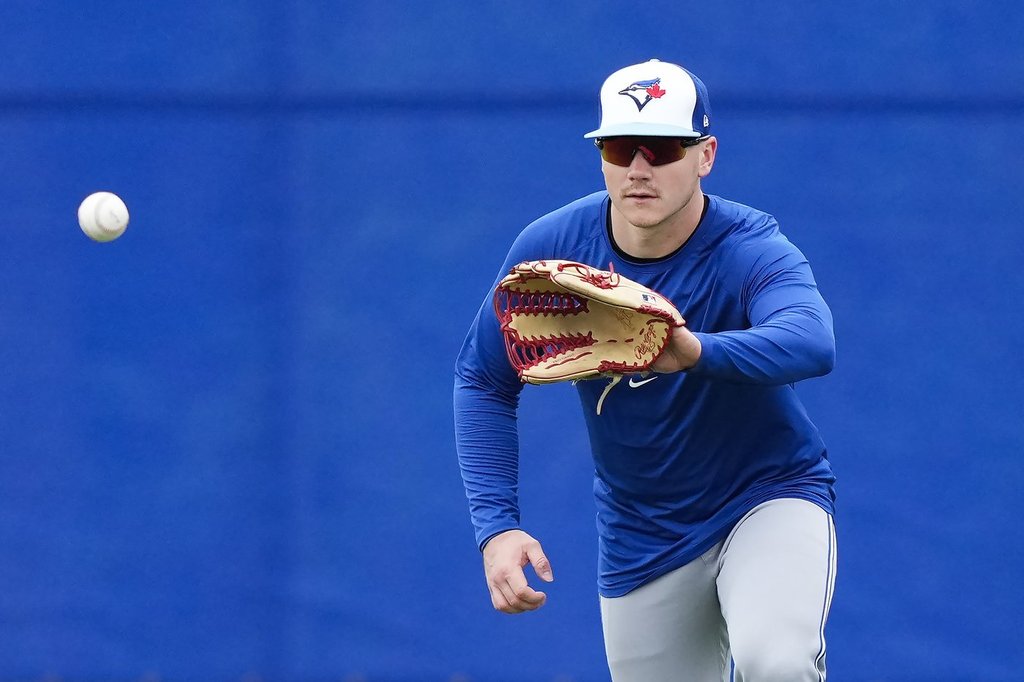 Phillies hold off Blue Jays late to win 5-4