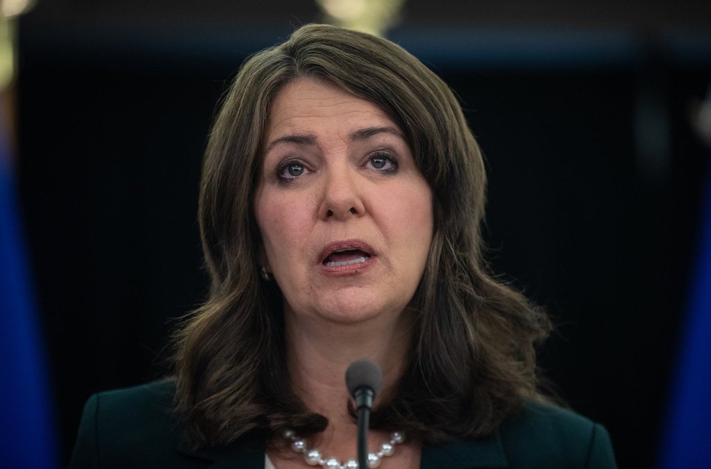 Премиерът на Алберта Даниел Смит защитава плана си да лети