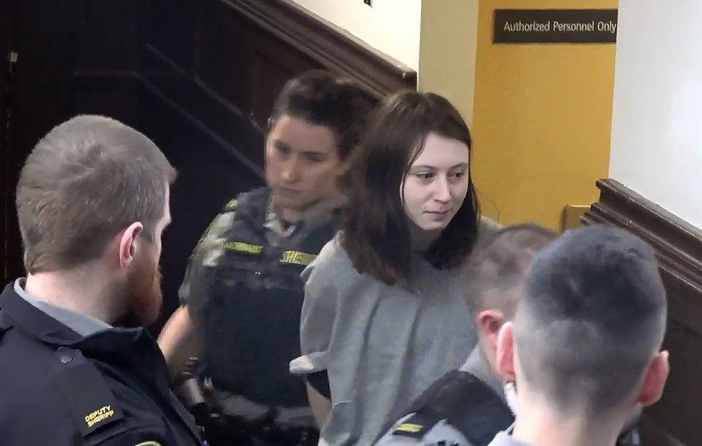 19 годишна жена обвинена в намушкане на шестгодишно момче в центъра