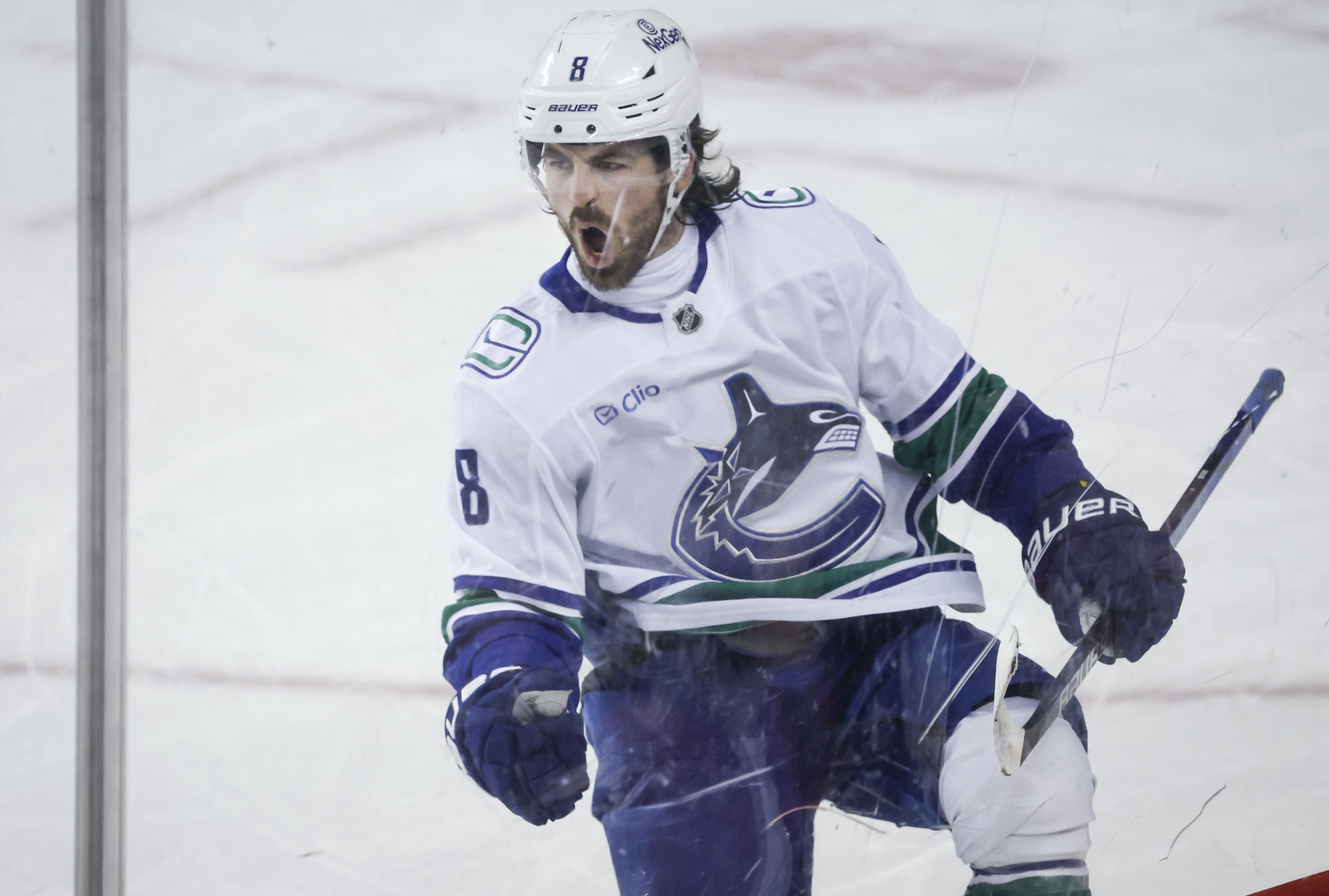 Центърът на Ванкувър Елиас Петтърсон завърза играта в края на