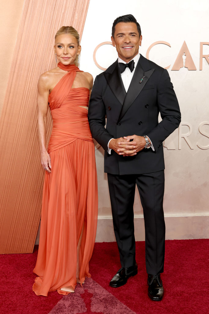 (L-R) Kelly Ripa and Mark Consuelos attend the 97th Annual Oscars at Dolby Theatre on March 02, 2025 in Hollywood, California.
