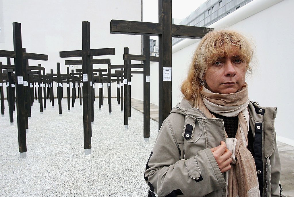 Alexandra Hildebrandt asiste a la inauguración del monumento conmemorativo a las víctimas del Muro de Berlín, que ella misma encargó, el 31 de octubre de 2004 en el centro de Berlín, Alemania. Cada una de las 1056 cruces conmemora a una persona que murió intentando escapar de la antigua Alemania Oriental comunista. El monumento, encargado por Alexandra Hildebrandt, quien dirige el cercano Museo del Checkpoint Charlie, no está exento de controversia, ya que se trata de un proyecto de financiación privada y la ciudad de Berlín no participó en su creación. (Foto de Sean Gallup/Getty Images)