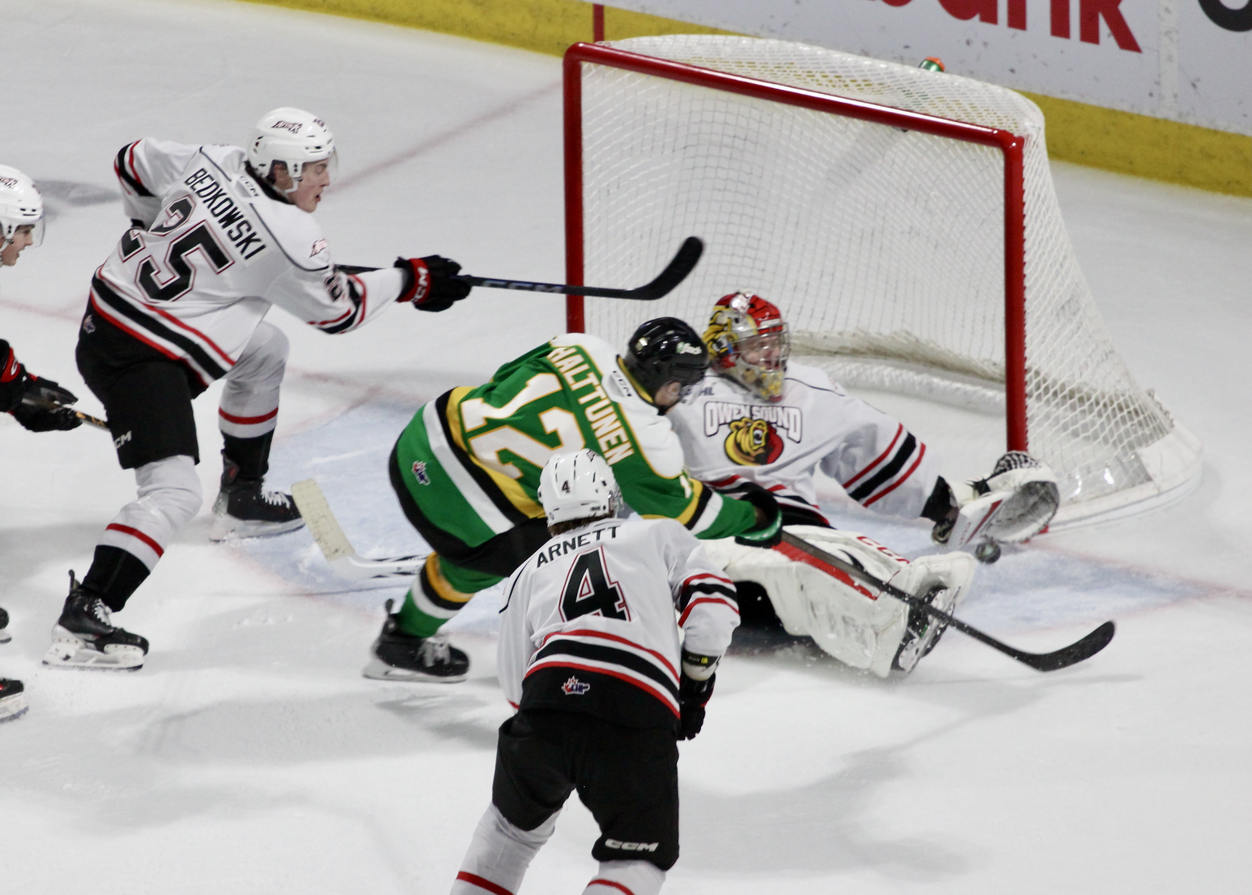 Капитанът на Лондонски рицари Денвър Барки вкара два пъти и