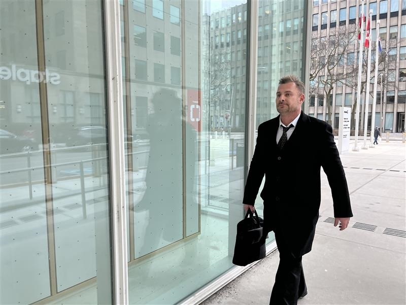 Един от четиримата оцелели който беше хванат в кабината на