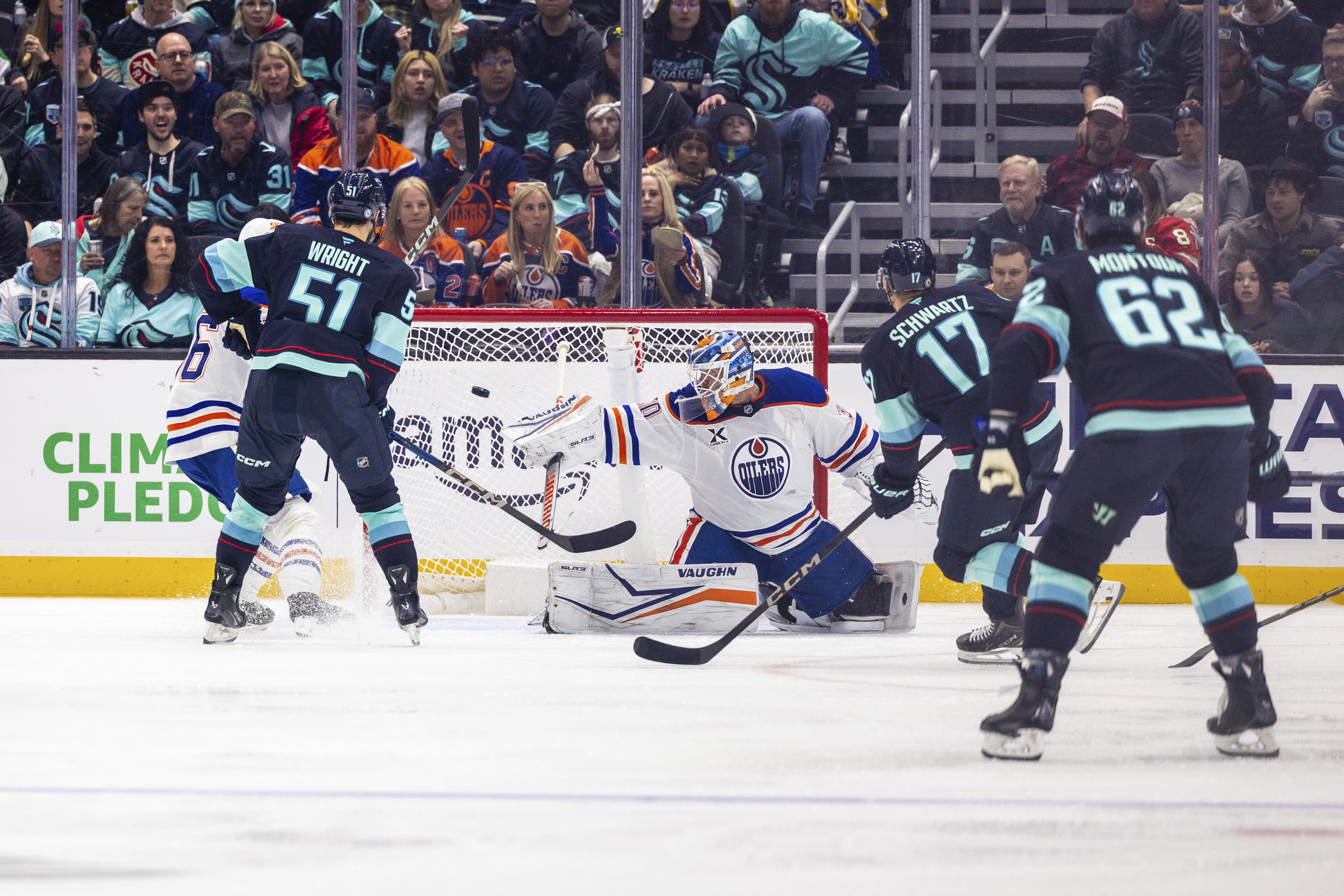 Джаден Шварц вкара два пъти Linemates Jani Nyman и Matty