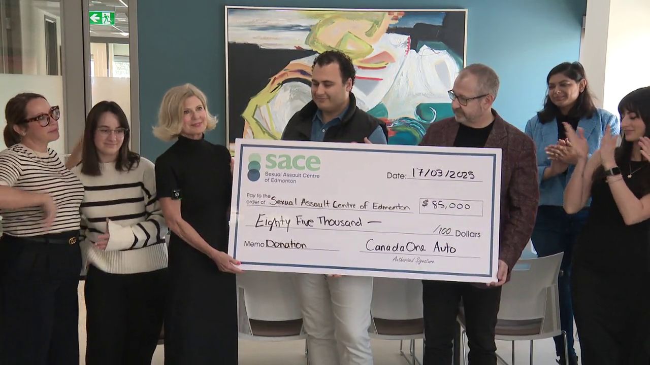 След като финансирането на проблемите принуди Центъра за сексуално посегателство