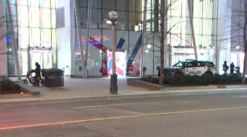 Полицията в Торонто твърди че 16 годишно момче е загинало след