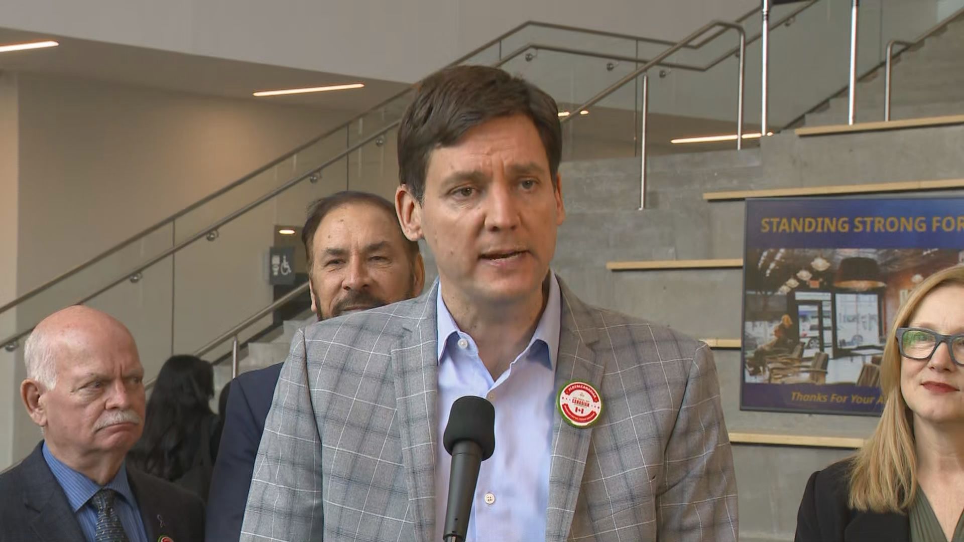 B C Премиерът Дейвид Еби поиска от Аляскани да помогнат за