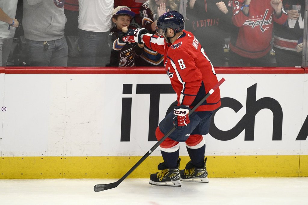 за Алекс Овечкин вкарвайки 890 ия гол на кариерата му