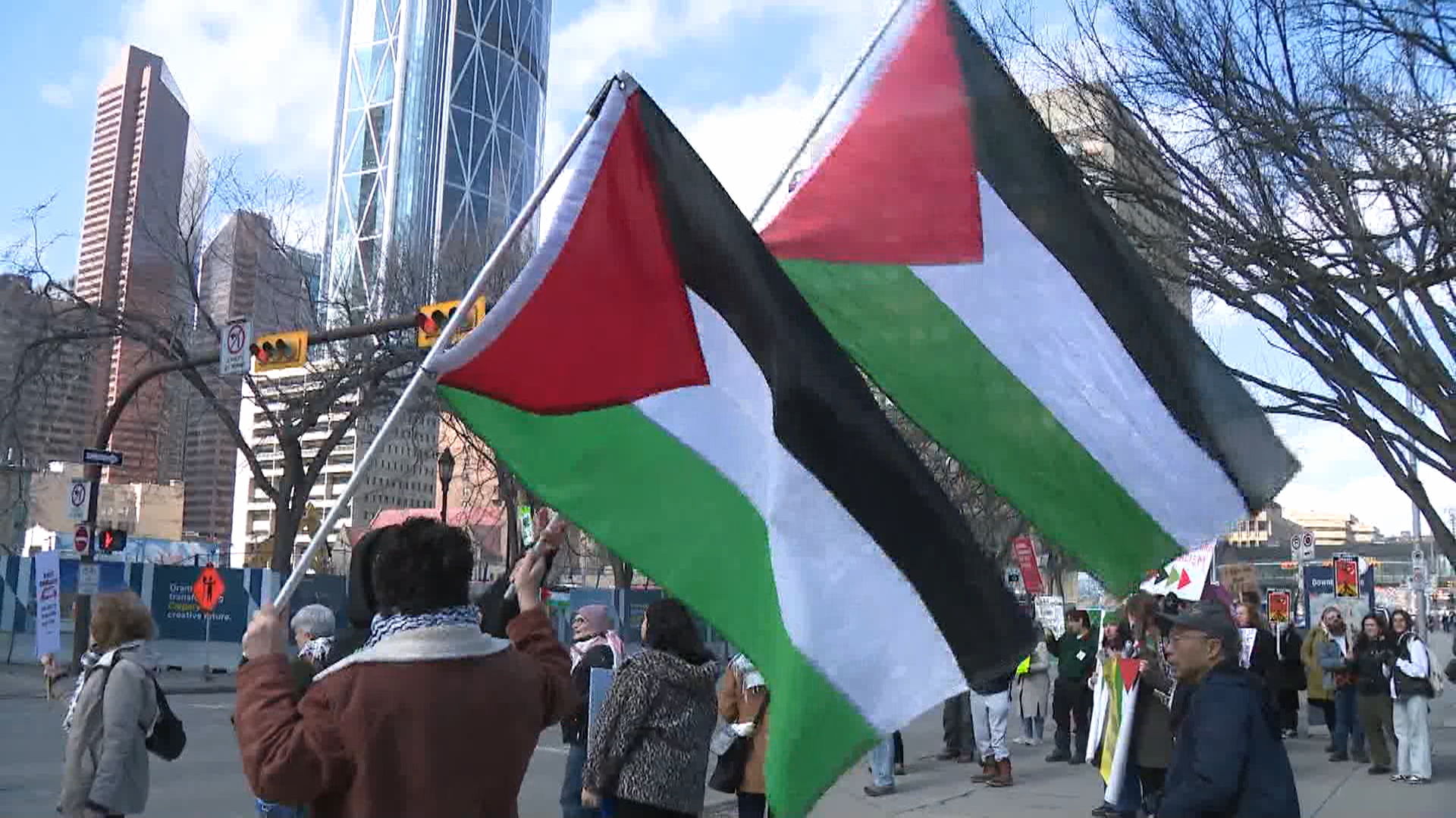 десетки хора събрани пред кметството на Калгари във вторник призовавайки