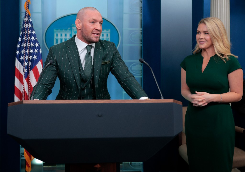 бившият шампион на UFC Конор Макгрегър се появи в Белия