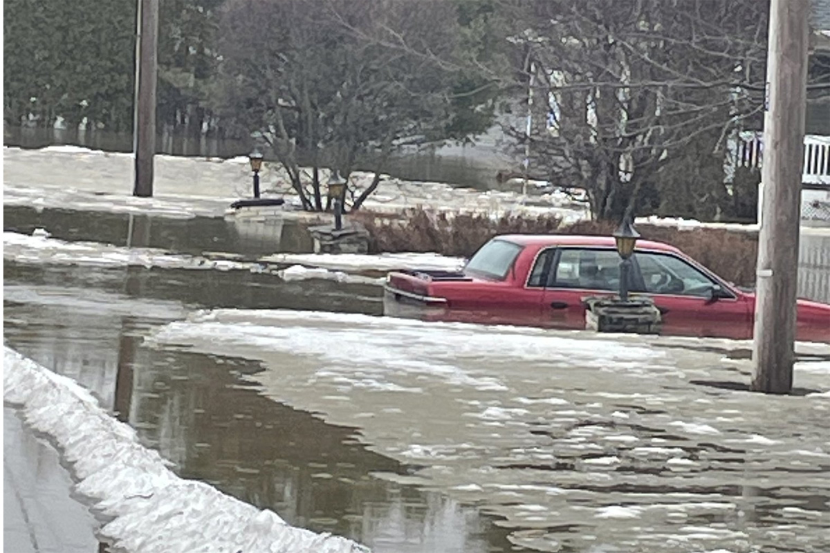 Редица общности в Квебек се справят с наводнения или заплахата