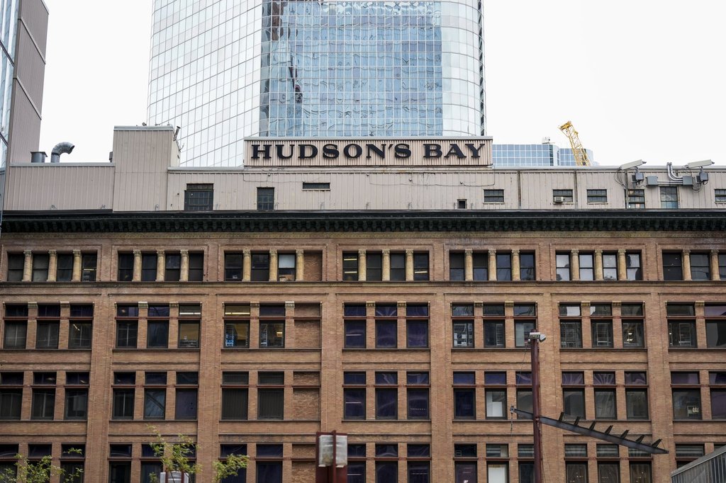 Hudson s Bay казва че се надява да спести шест магазина