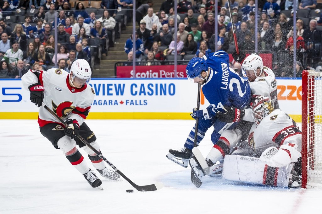 Торонто - Linus Ullmark излезе да играе шайбата по средата