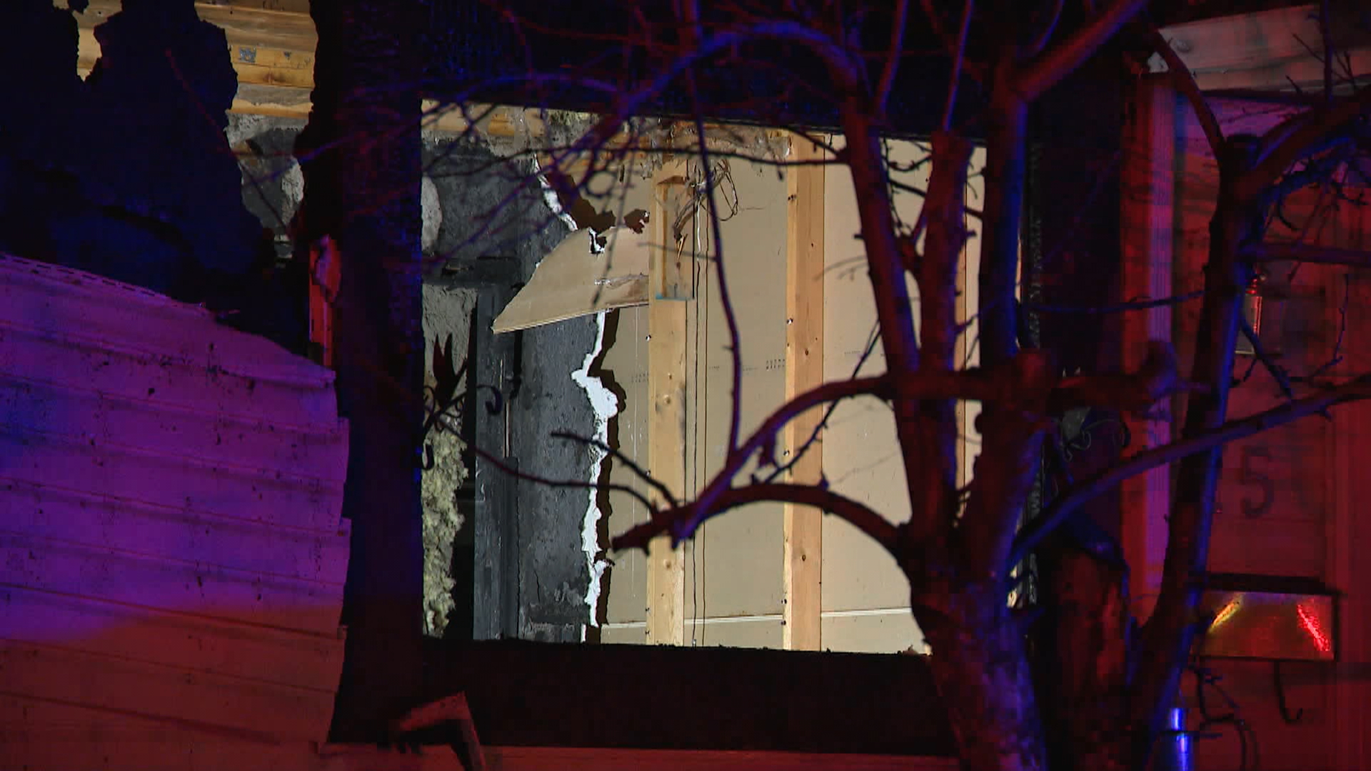 Калгари следователи от пожар се опитват да определят причината за