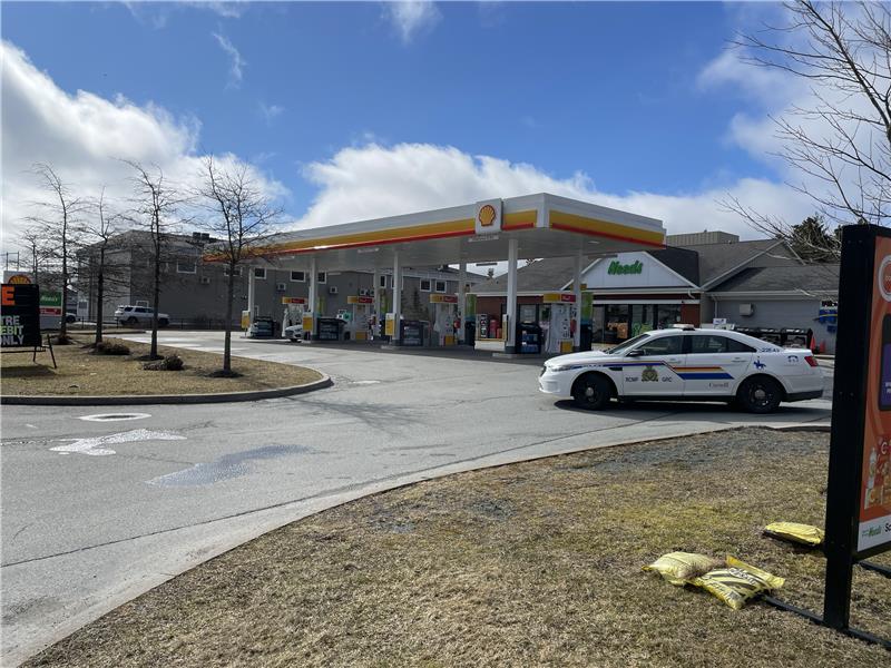 RCMP служители търсят пътната зона на Hammonds Plains за мъж