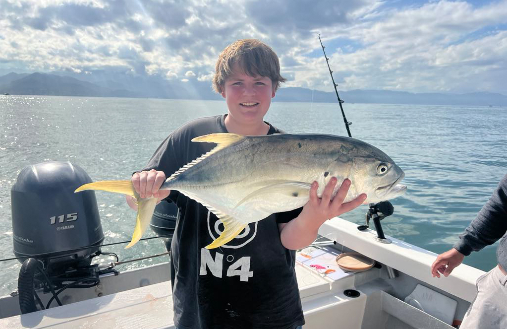 почит от цветя съобщения и други спомени продължава да расте