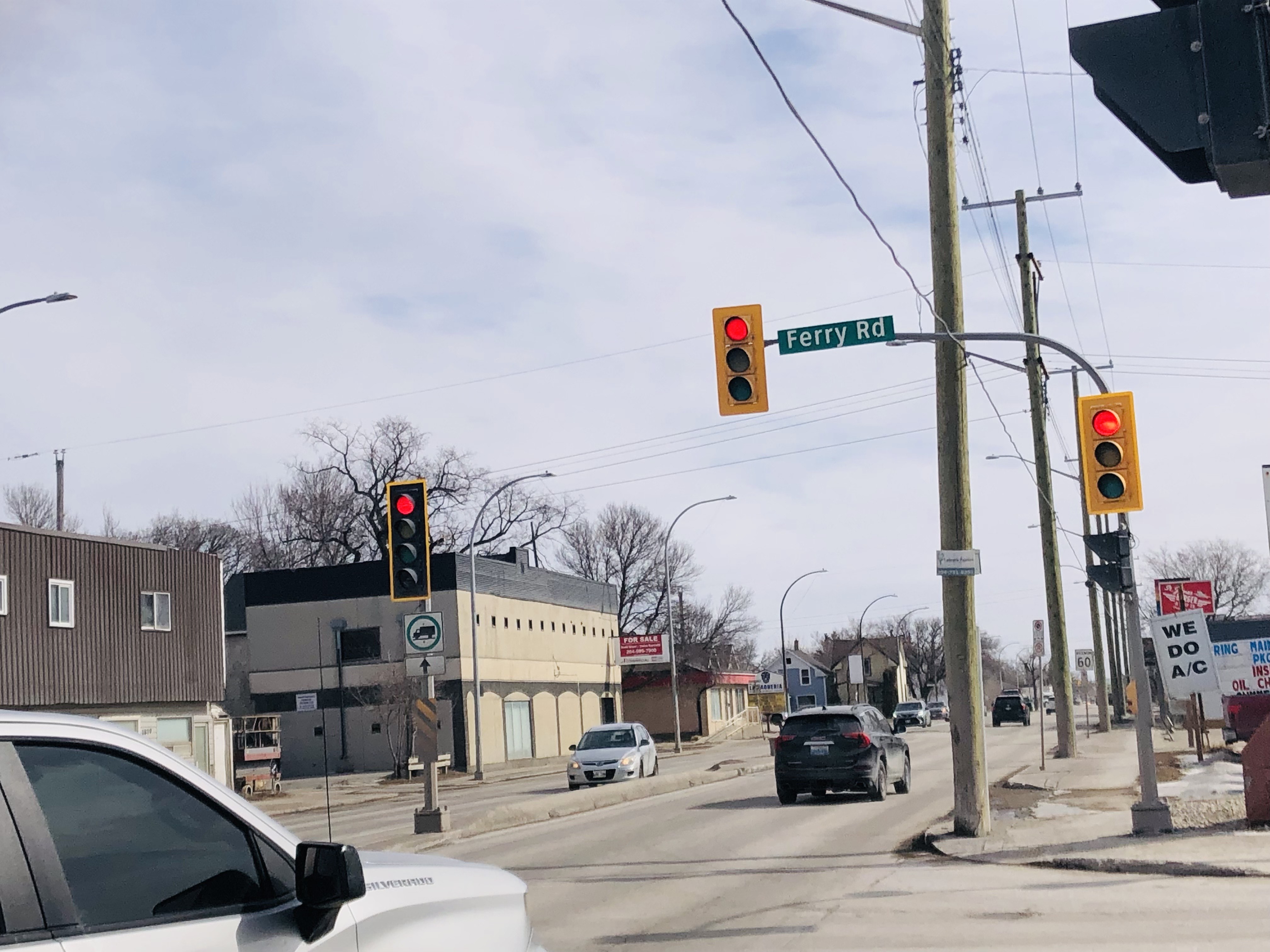 Разследването за катастрофа в неделя сутрин в Сейнт Джеймс е