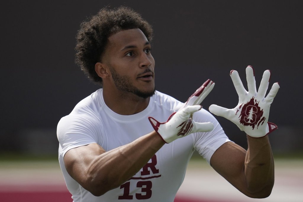 Stanford Receiver Elic Ayomanor оглави окончателния списък на Бюрото за