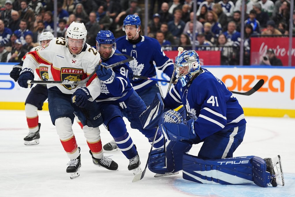 Торонто Мич Марнер вкара гол в третия период а Антъни Столарц